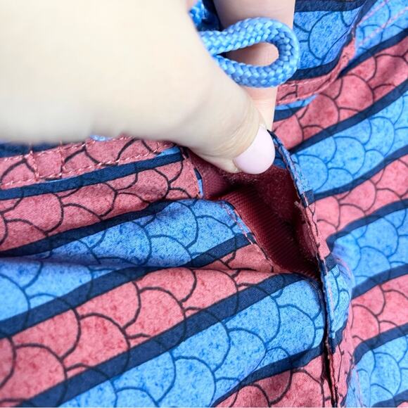 Vineyard Vines Board Shorts 9” Inseam Men’s size 28 striped - Picture 5 of 9